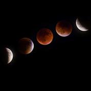 1949074393-langsam-tritt-mond-in-kernschatten-erde-bis-er-ganz-verschwindet-aber-dank-stark-streuenden-lichtes-in-erdatmosphaere-denno-dxg9ybvsma7
