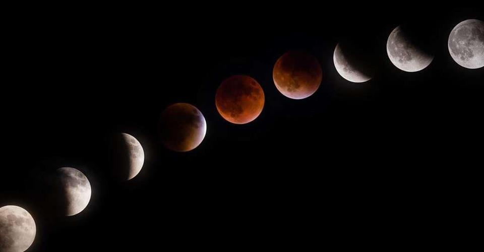 1949074393-langsam-tritt-mond-in-kernschatten-erde-bis-er-ganz-verschwindet-aber-dank-stark-streuenden-lichtes-in-erdatmosphaere-denno-dxg9ybvsma7